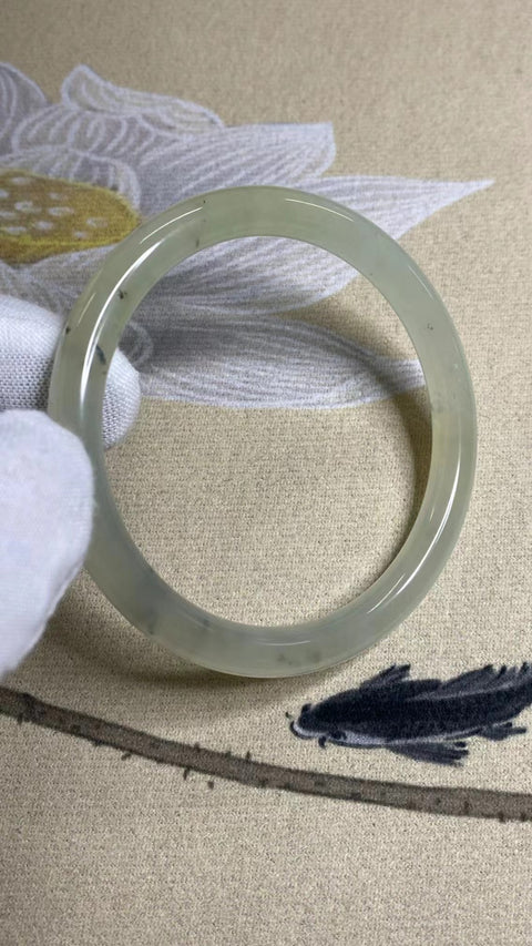 Gelang Strip Kecantikan Es Batu Giok Cui Giok Abu-abu Ukuran 58-60mm Ukuran 59mm Lebar Sisi 7.5mm Batu giok muncul secara alami Pola pengiriman acak Pajak pengiriman sudah termasuk.