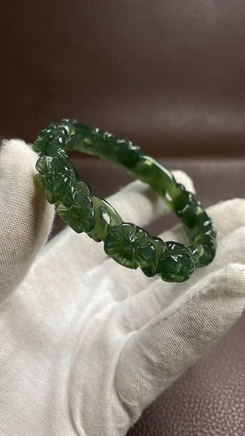"Kedamaian dan Kemakmuran": Gelang giok Xiuyan ukir bunga berwarna hijau menyeluruh yang sangat indah. Diameter 59 mm; ketebalan gelang: 12,5 mm. Gratis ongkos kirim dan pajak.