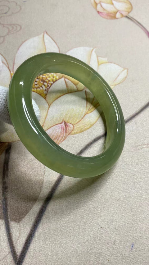 Gelang Hijau Penuh Giok Cui Giok Alami Ukuran 58-60mm Ukuran 59.8mm Lebar Sisi 12.7mm Giok ini semuanya terjadi secara alami Pola acak Termasuk pajak pengiriman.