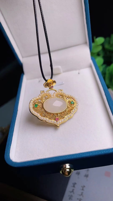 Kalung Kantong Dupa Giok Hetian Giok 925 Perak Tatahan Giok bersih dan halus serta hangat Sudah termasuk pajak pengiriman.