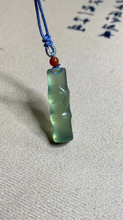 Liontin bambu giok halus dengan warna hijau neon, giok halus dan hangat, melambangkan kedamaian dan kemakmuran, ukuran 35 * 11mm, sudah termasuk ongkos kirim dan pajak.