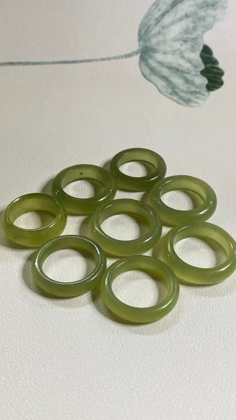 Penawaran khusus untuk cincin batu giok Ciu alami ukuran 16.5-20mm, batu giok yang halus dan hangat, warna yang indah, sudah termasuk ongkos kirim dan pajak.
