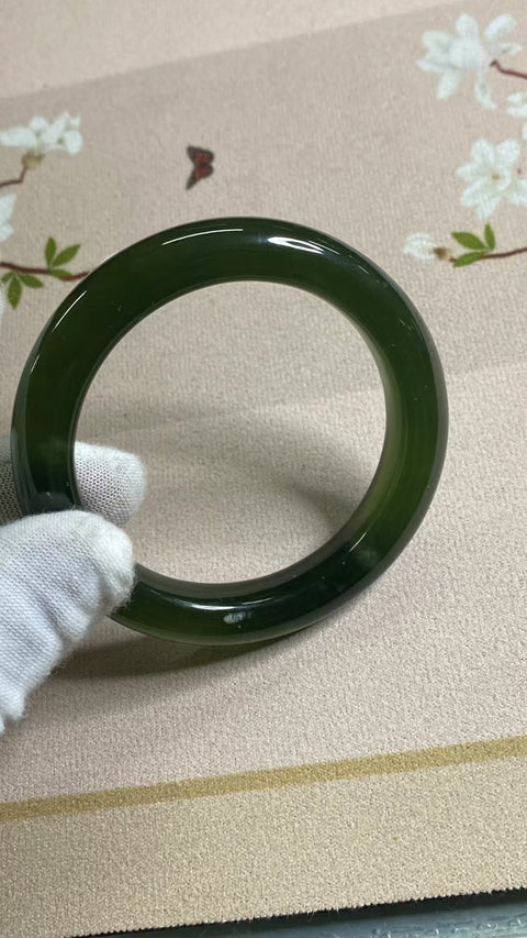 Gelang Bahan Giok Cui Alami 180 Ukuran 54-56mm Ukuran 55.7mm Lebar 11.3mm Batu giok ini semuanya terjadi secara alami Pola acak Termasuk pajak pengiriman.