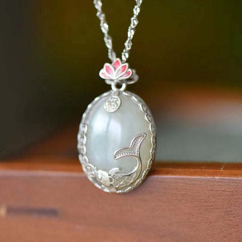 3295T Kalung Enamel Bunga Teratai Giok Hetian Giok Alami dalam 925 Perak Ukuran 15 * 20mm Giok bersih, halus dan hangat Sudah termasuk pajak pengiriman.