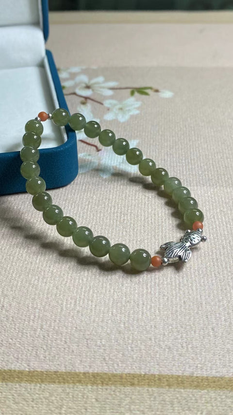 Gelang Giok Hetian Alami Ukuran 6mm dengan aksesoris Batu giok itu bersih, halus dan hangat, dan gayanya indah.