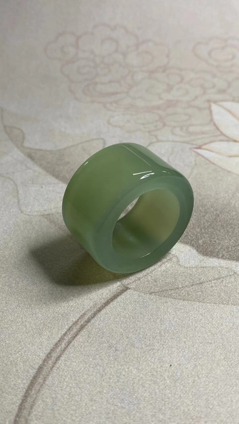 Kunci pas giok alami yang dibuat dengan indah berdiameter 22,8 mm dengan tinggi 19,8 mm, bersih, halus, dan hangat, sudah termasuk ongkos kirim dan pajak.