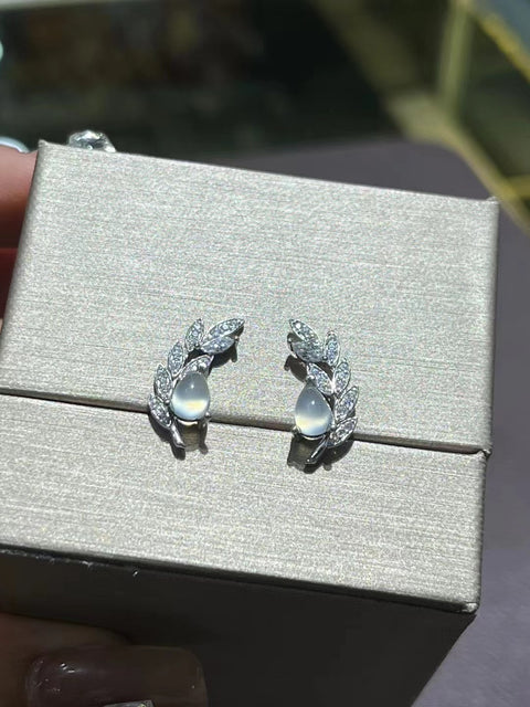 Anting-anting Batu Giok Cui Jade dengan warna perak 925. Giok yang bersih, halus, dan hangat. Gayanya simpel dan elegan, sudah termasuk pajak pengiriman.