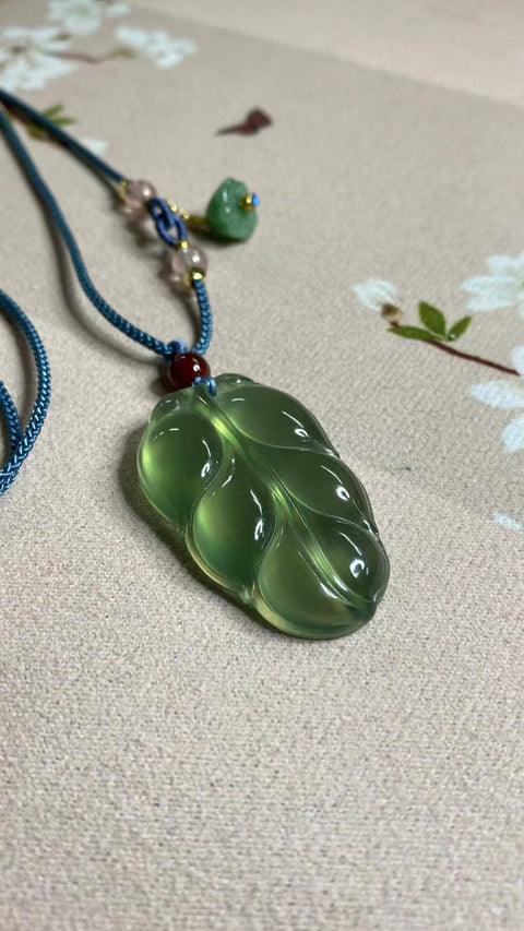 Liontin Daun Giok Cui Giok alami bersih dan halus, diukir dengan tangan Ukuran 42.2 * 25.9mm Sudah termasuk ongkos kirim dan pajak.