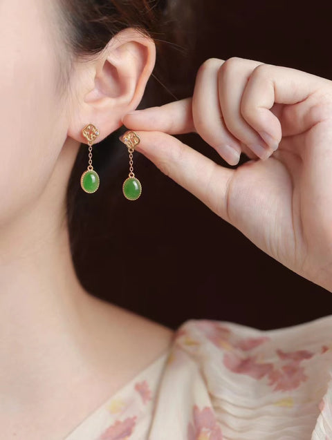 Anting-anting satu sisi dari batu giok alami yang terbuat dari perak 925. Batu giok yang bersih, halus dan hangat. Gaya yang indah. Harga sudah termasuk pajak pengiriman.