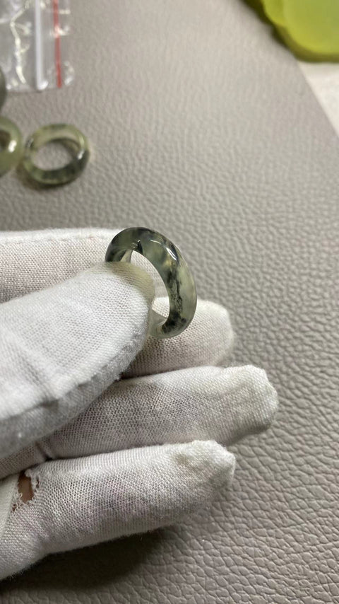 Batang cincin jari giok halus, bunga tinta alami, kaliber 17mm, harga bekas, giok yang bersih dan halus, sudah termasuk ongkos kirim dan pajak.