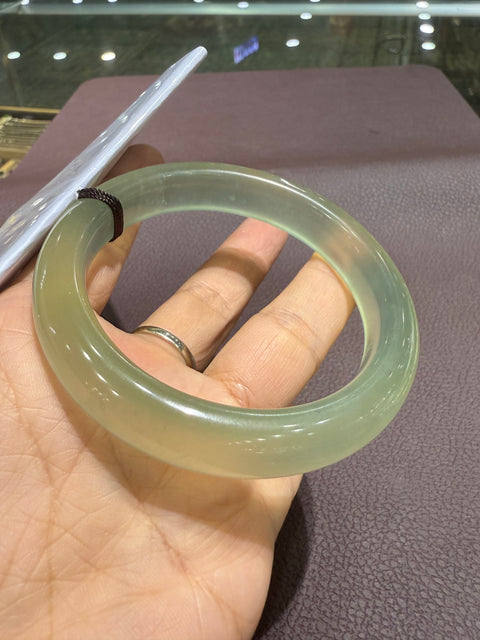 Gelang giok hijau es Xiuyan yang indah! Diameter dalam 58,2 mm. Batu alam terbentuk secara alami, dan polanya acak. Biaya kirim dan pajak sudah termasuk.
