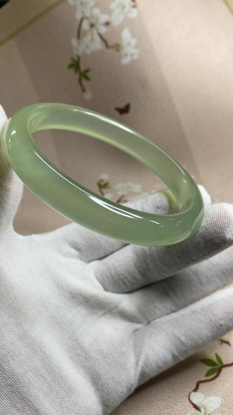 Gelang Mulut Besar Giok Halus Ukuran 68.4mm Lebar 11.7mm Giok terjadi secara alami Pola acak Termasuk pajak pengiriman.