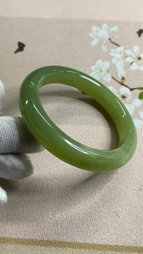 Gelang Giok Cui Alami Ukuran 57-59mm Ukuran 58.2mm Lebar Sisi 12.5mm Giok terjadi secara alami Pola acak Pajak pengiriman sudah termasuk.