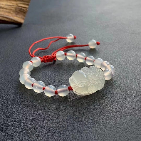 Gelang Giok Alami Tenunan tangan dengan berbagai gaya Batu gioknya bersih dan halus, dan gayanya sederhana dan elegan.