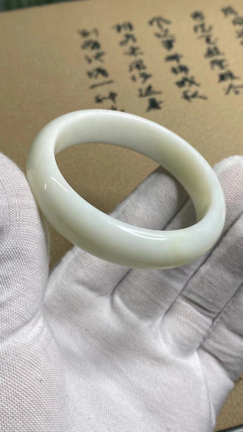 Gelang Giok Cui Alami Giok bersih, halus dan hangat; Gaya Ukuran 49-51mm Ukuran 50.9mm Lebar Variabel 13.4mm Giok terbentuk secara alamiah; Pola acak; Sudah termasuk ongkos kirim dan pajak