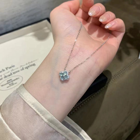 Gaya Kalung Ledakan Semanggi Empat Daun Jadeite Biru Alami Gaya Ledakan Semanggi adalah pengaturan perak 925 yang baru dan indah Termasuk pajak pengiriman