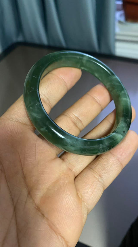 Gelang giok Xiuyan yang indah, bahan 180 mm dengan urat hijau mengambang, diameter 57,6 mm, lebar tepi 11,7 mm. Semua batu terbentuk secara alami; pola acak. Biaya pengiriman dan pajak sudah termasuk