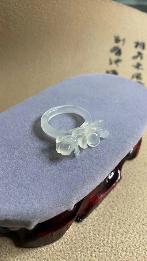 Cincin Es Giok Cui Giok alami yang bersih, halus dan hangat Ukuran 18,2 mm Sudah termasuk ongkos kirim dan pajak.