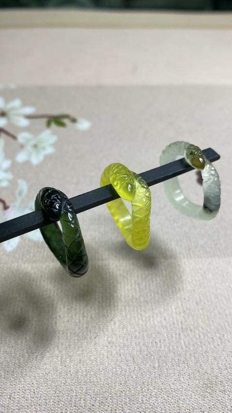 Cincin Ular Giok Cui Giok Alami Ukuran 16.4mm Giok ini bersih dan halus dengan pola yang indah.