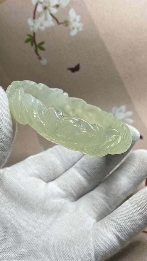 Gelang Bunga Ukiran Giok Cui Giok Alami Ukuran 62-64mm Ukuran 63.8mm & nbsp; Giok adalah semua pola bunga yang muncul secara alami dan acak Termasuk Pajak Pengiriman