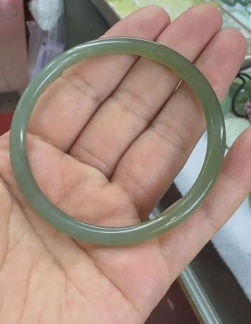 Gelang Strip Kecantikan Giok Hetian Alami Ukuran 56 * 5mm Giok bersih dan halus serta hangat & nbsp; & nbsp; Giok semuanya terjadi secara alami Pola acak Termasuk Pajak Pengiriman