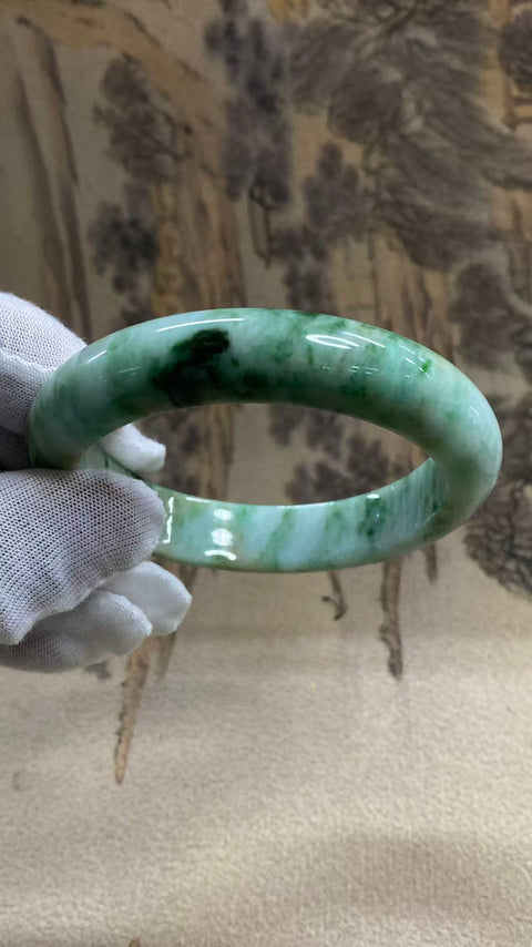 Gelang giok alami Grade A, dengan warna hijau mengambang, tekstur halus, Diameter 57mm, lebar tepi: 13mm, ketebalan: 9.2mm. Semua Batu Terbentuk Secara Alami. Gratis Ongkos Kirim Dan Pajak.