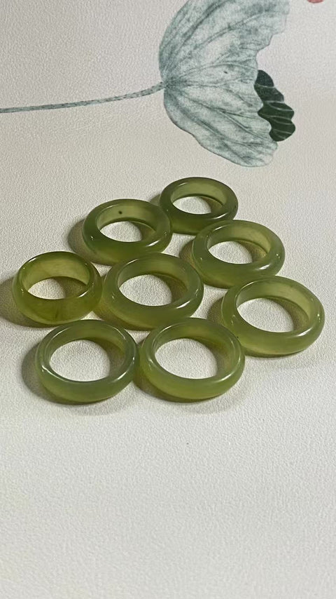 Penawaran khusus untuk cincin batu giok Ciu alami ukuran 16.5-20mm, batu giok yang halus dan hangat, warna yang indah, sudah termasuk ongkos kirim dan pajak.
