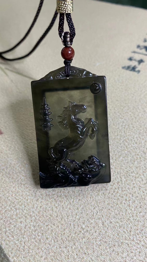 Liontin Kuda Giok Tinta Giok Cui Giok Halus Ukuran 56 * 34mm Termasuk pajak pengiriman