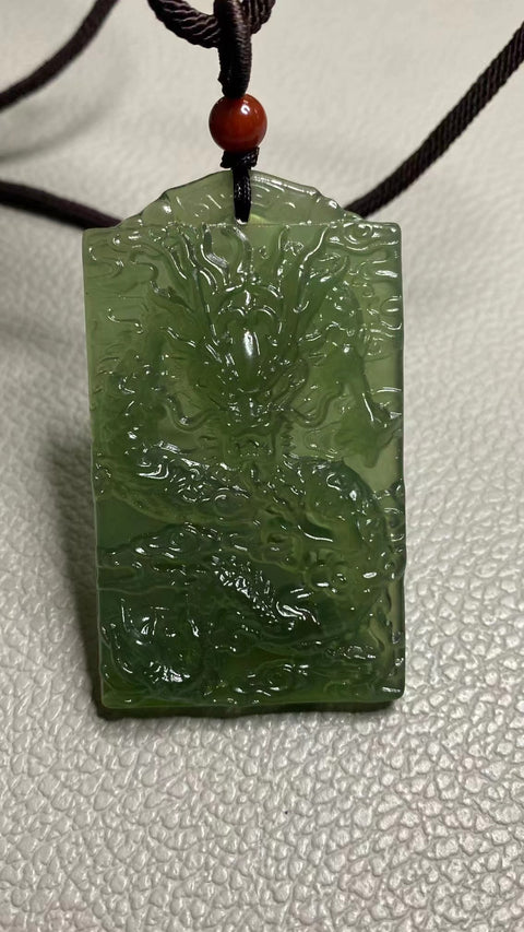 Giok Naga Giok Cui Jade Alami bersih, halus dan hangat Ukuran 62 * 36mm Sudah termasuk pajak pengiriman.