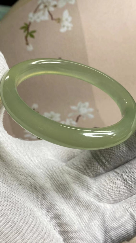 Gelang Hijau Es Giok Cui Giok Alami Ukuran 62-64mm Ukuran 63.3mm Lebar Samping 10.3mm Giok terjadi secara alami Pola acak termasuk pajak pengiriman.