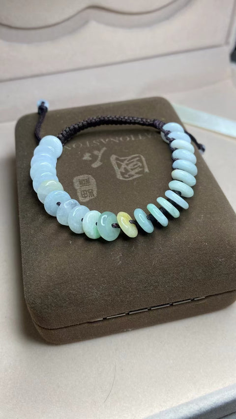 Gelang Gelang Perdamaian dari Batu Giok Alami Tersedia dalam dua warna Batu gioknya bersih, halus dan hangat Gayanya indah, sudah termasuk pajak pengiriman.