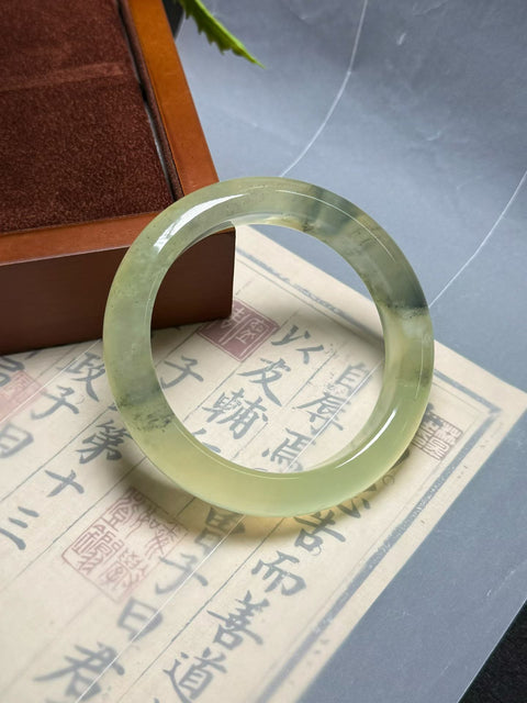 Gelang giok Xiuyan alami dengan corak lukisan tinta alami. Diameter 56,2×12,8×9,5mm. Semua Batu Terbentuk Secara Alami. Gratis Ongkos Kirim Dan Pajak.