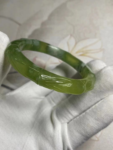 Gelang Bunga Ukiran Giok Cui Alami Giok bersih dan halus serta hangat Ukuran 57-59mm Ukuran 58.2mm Lebar Sisi 12mm Giok semuanya terjadi secara alami Pola acak Sudah termasuk pajak pengiriman.