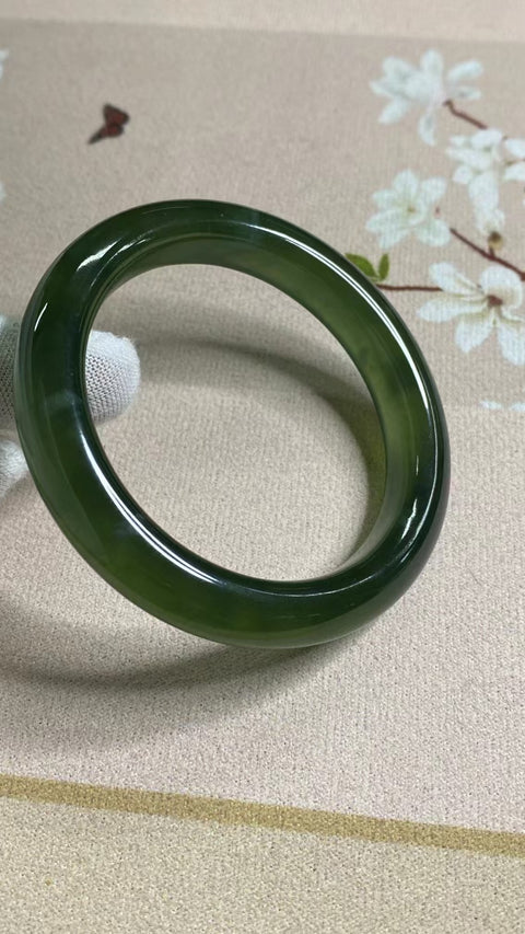 Gelang Bahan Giok Cui Alami 180 Ukuran Gelang 53-55mm Ukuran 54.7mm Lebar Sisi 11.6mm Giok terbentuk secara alami Pola acak Pengiriman dan pajak sudah termasuk.