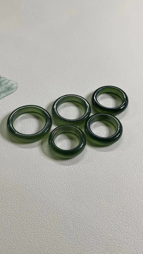 Batu Giok Cui Giok Hijau Penuh Ukuran 16-22mm Batu giok bersih, halus dan hangat Sudah termasuk ongkos kirim dan pajak.