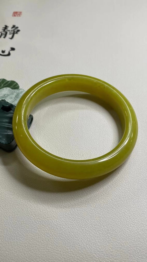 Gelang Bunga Emas Giok Cui Giok Alami 64-66mm Ukuran 65.1mm Lebar Sisi 13.5mm Batu giok terbentuk secara alami dan polanya acak Sudah termasuk ongkos kirim dan pajak.