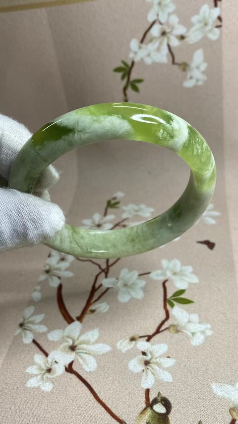 Gelang Gelang Milkcap Titi Giok Hijau Cui Giok Alami Ukuran 62-64mm Ukuran 63.2mm Lebar Samping 14.3mm Giok semuanya terjadi secara alami Pola acak termasuk pajak pengiriman