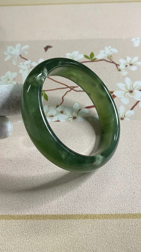 Gelang Gelang Qingti Milkcap Bahan Cui Giok 180 Ukuran 61-63mm Ukuran 62.2mm Lebar Sisi 16.7mm Batu giok ini terbentuk secara alami dan polanya acak Sudah termasuk ongkos kirim dan pajak.