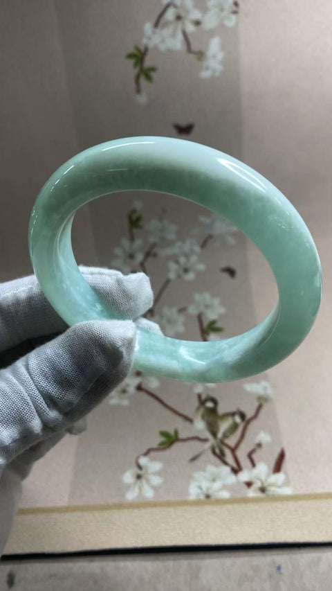Gelang giok Xiuyan yang indah – Biru Langit Beku – Diameter dalam: 61,2 mm, lebar tepi: 12,8 mm. Semua batu terbentuk secara alami; polanya acak. Biaya pengiriman dan pajak sudah termasuk.