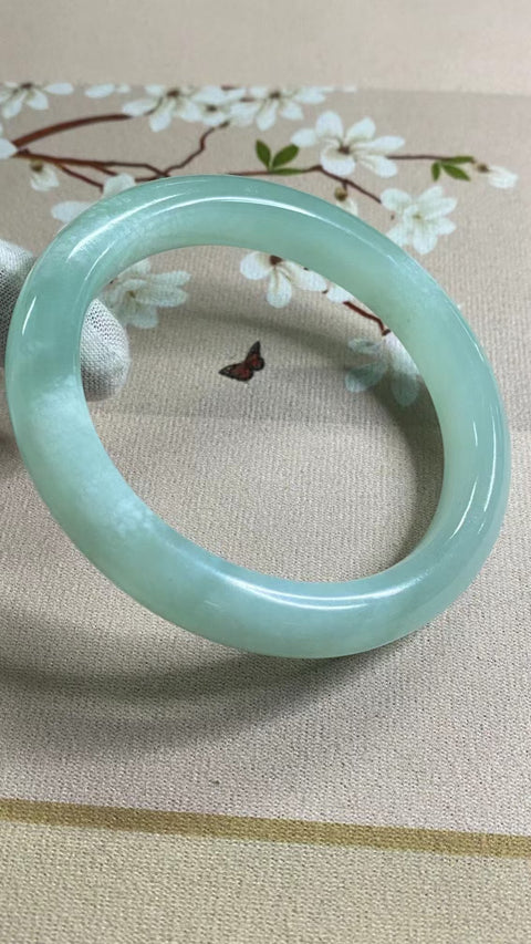 Gelang jelly jelly giok biru Cui alami ukuran 65-67mm ukuran 66.7mm lebar sisi 12.4mm Giok ini semuanya muncul secara alami dan polanya acak Termasuk pajak pengiriman.