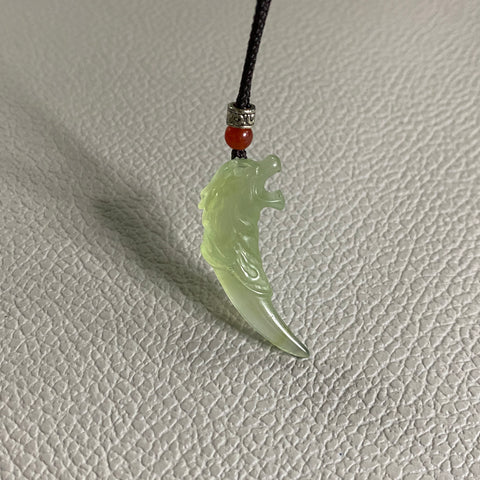 Wolf's Tooth: Liontin Giok Alami, Ukuran: 37✖️15mm, Harga Detik Giok dalam keadaan bersih dan bagus Sudah termasuk ongkos kirim dan pajak.