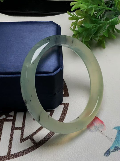 Gelang Tinta Es Batu Giok Cui Alami Ukuran 65.3 * 13.8 * 9mm Batu giok terjadi secara alami Pola acak termasuk pajak pengiriman