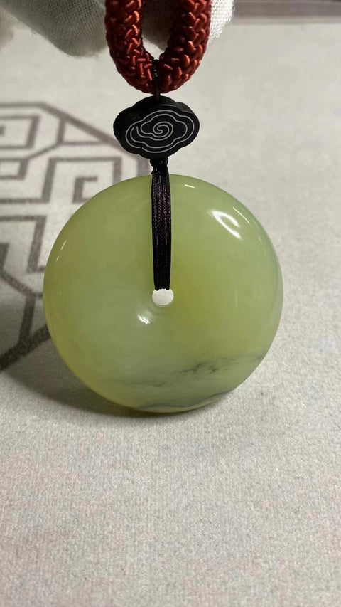 Tinta Kuning Minyak Ayam Giok Cui Giok Alami dan Liontin Perdamaian Ukuran 47 * 13.5mm Giok bersih, halus dan hangat Sudah termasuk pajak pengiriman.