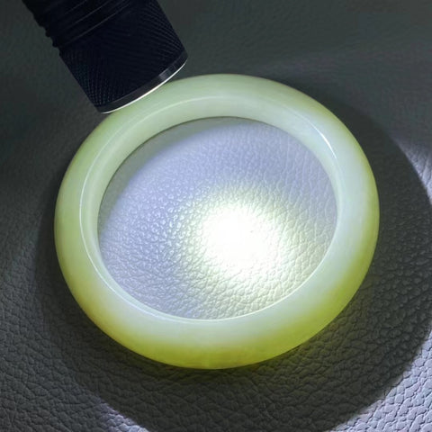 Gelang Batu Giok Ciu Alami Gelang Biru Porselen Putih Batu giok bersih, halus dan hangat Biru Putih Ukuran 62-64mm Ukuran 63.2mm Lebar 12.8mm Batu giok terbentuk secara alami Pola acak Sudah termasuk pajak pengiriman.