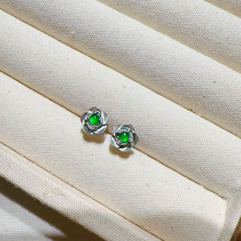 Anting-anting Bunga Camellia Jadeite Alami yang terbuat dari perak 925, ukuran sekitar 2,8 mm. Harga sudah termasuk pajak pengiriman