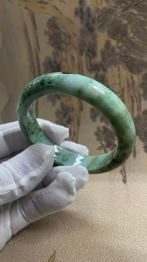 Gelang giok alami Grade A, dengan warna hijau mengambang, tekstur halus, Diameter 57mm, lebar tepi: 13mm, ketebalan: 9.2mm. Semua Batu Terbentuk Secara Alami. Gratis Ongkos Kirim Dan Pajak.