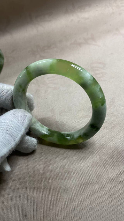 Gelang giok Xiuyan yang indah dengan warna hijau keputihan, diameter 54,9mm, lebar tepi 10mm, semua batu terbentuk secara alami. Gratis ongkos kirim dan pajak.