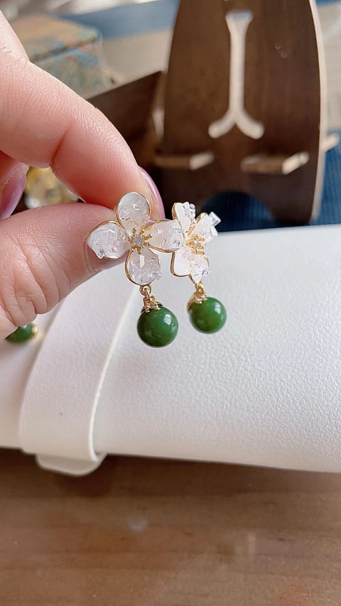 Anting Giok Alami terbuat dari material tambang lama, Ukuran: 8mm. Gratis ongkir dan pajak.