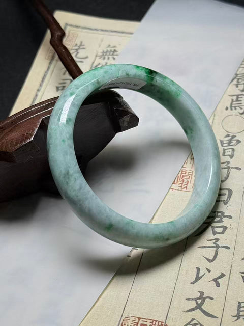 Gelang giok alami Grade A berwarna hijau cerah, Indah dan elegan saat dikenakan. Diameter : 58×12.8×8.1㎜ , Semua Batu Terbentuk Secara Alami. Gratis Ongkos Kirim Dan Pajak.