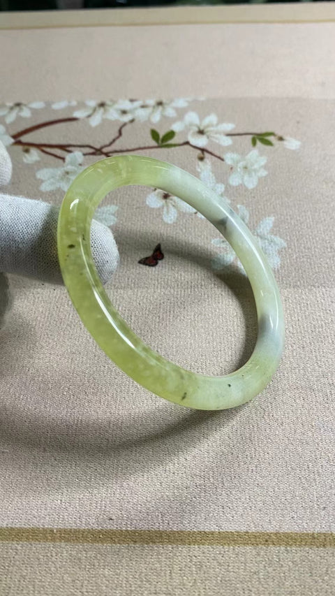 Gelang Strip Kecantikan Badai Salju Giok Kuba Alami Ukuran 57-59mm Ukuran 58.5mm Lebar Sisi 7.5mm Giok semuanya terjadi secara alami Pola acak Pajak Pengiriman Termasuk